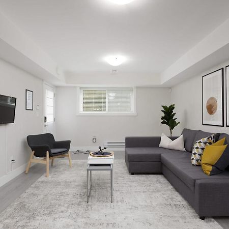 Tastefully Furnished And Newly Updated 2 Bd Central Lynn Valley North Vancouver Villa Bagian luar foto