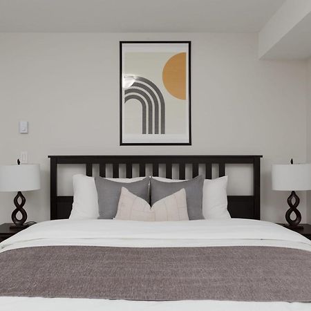 Tastefully Furnished And Newly Updated 2 Bd Central Lynn Valley North Vancouver Villa Bagian luar foto