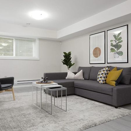 Tastefully Furnished And Newly Updated 2 Bd Central Lynn Valley North Vancouver Villa Bagian luar foto