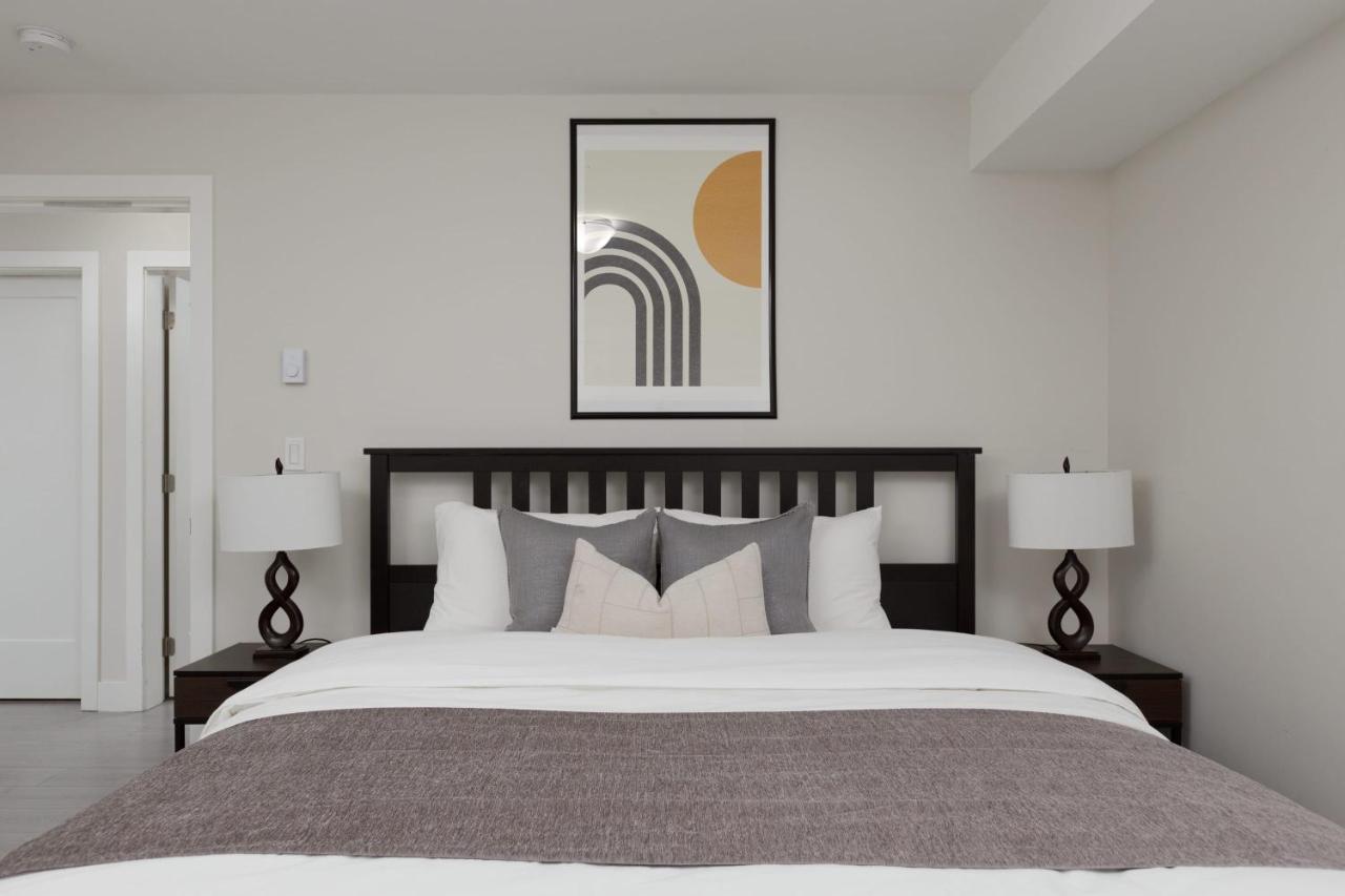 Tastefully Furnished And Newly Updated 2 Bd Central Lynn Valley North Vancouver Villa Bagian luar foto