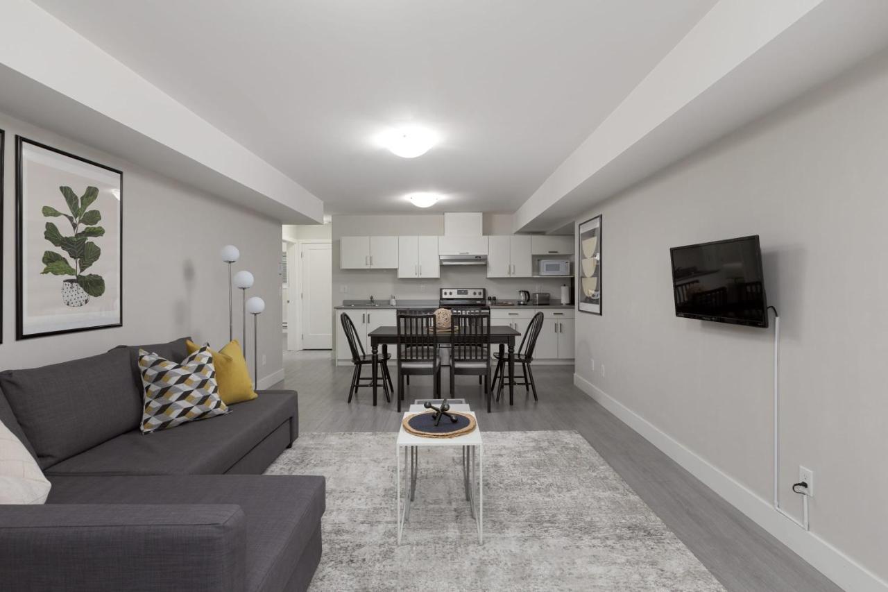 Tastefully Furnished And Newly Updated 2 Bd Central Lynn Valley North Vancouver Villa Bagian luar foto