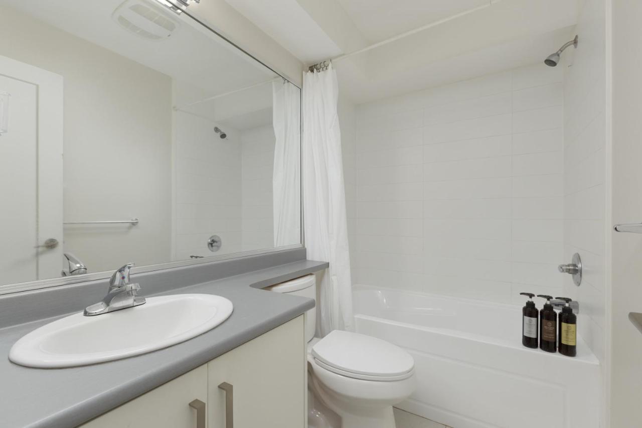 Tastefully Furnished And Newly Updated 2 Bd Central Lynn Valley North Vancouver Villa Bagian luar foto
