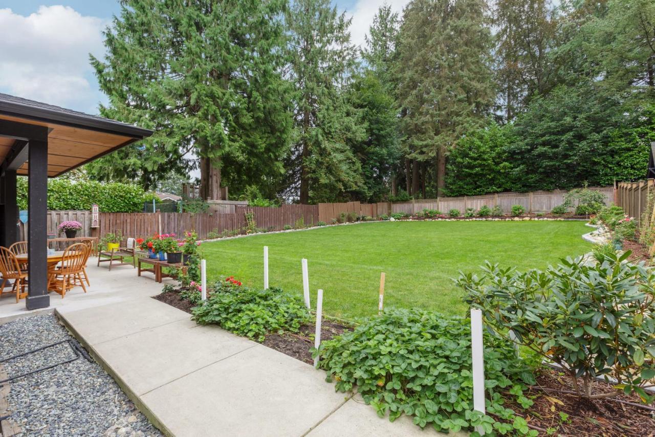 Tastefully Furnished And Newly Updated 2 Bd Central Lynn Valley North Vancouver Villa Bagian luar foto