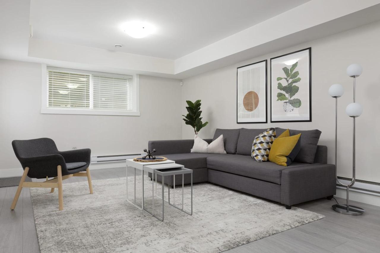 Tastefully Furnished And Newly Updated 2 Bd Central Lynn Valley North Vancouver Villa Bagian luar foto