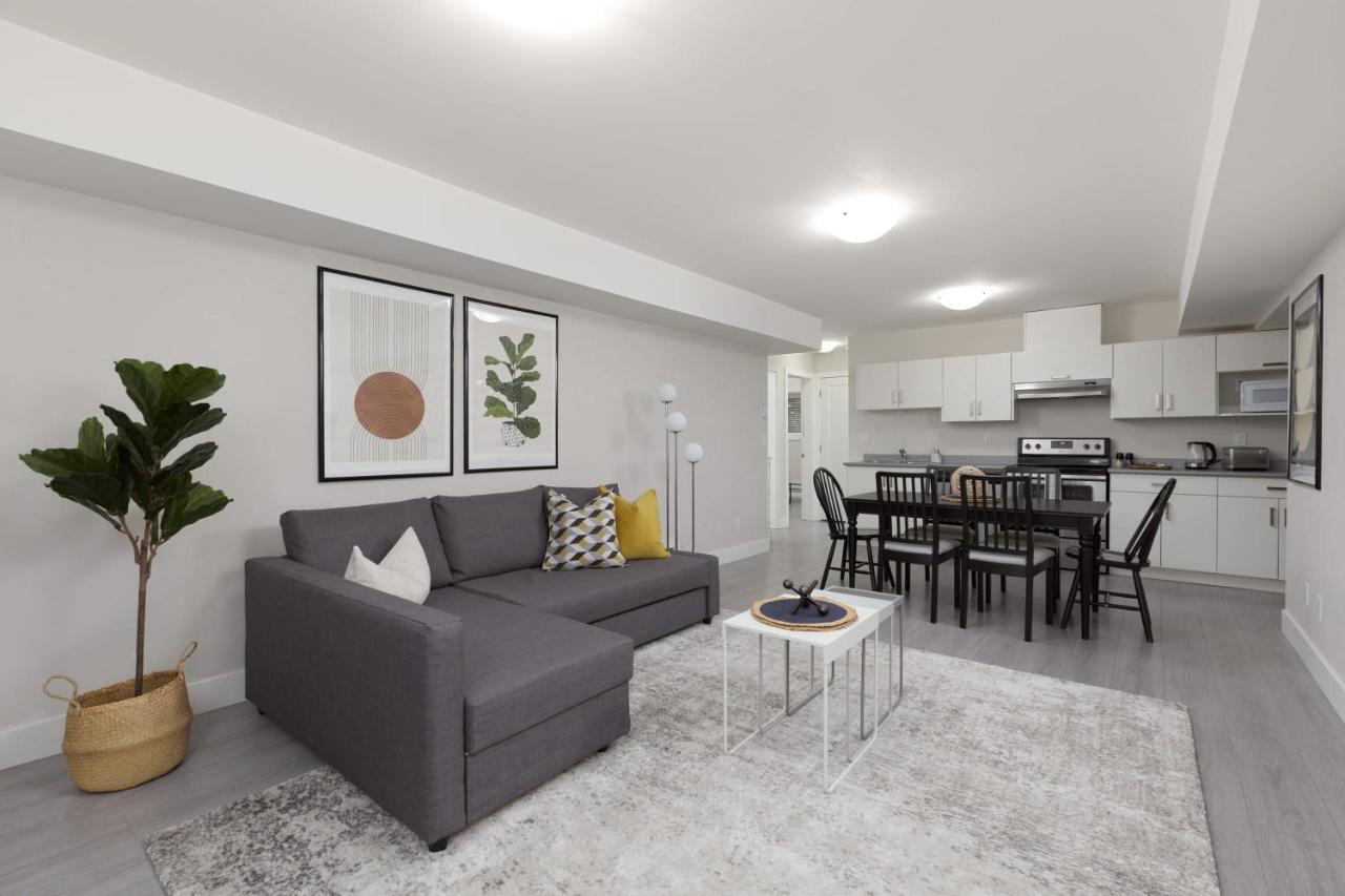 Tastefully Furnished And Newly Updated 2 Bd Central Lynn Valley North Vancouver Villa Bagian luar foto
