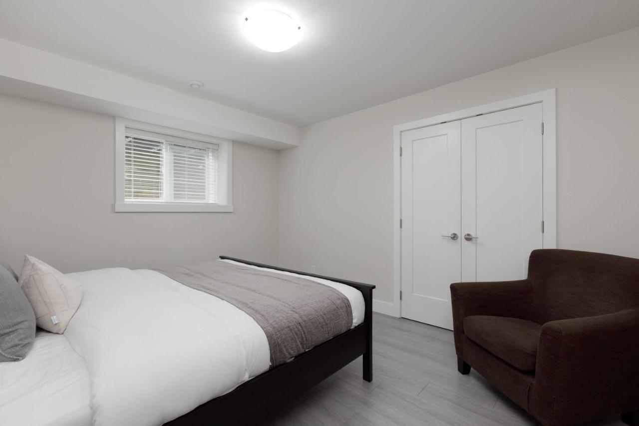 Tastefully Furnished And Newly Updated 2 Bd Central Lynn Valley North Vancouver Villa Bagian luar foto