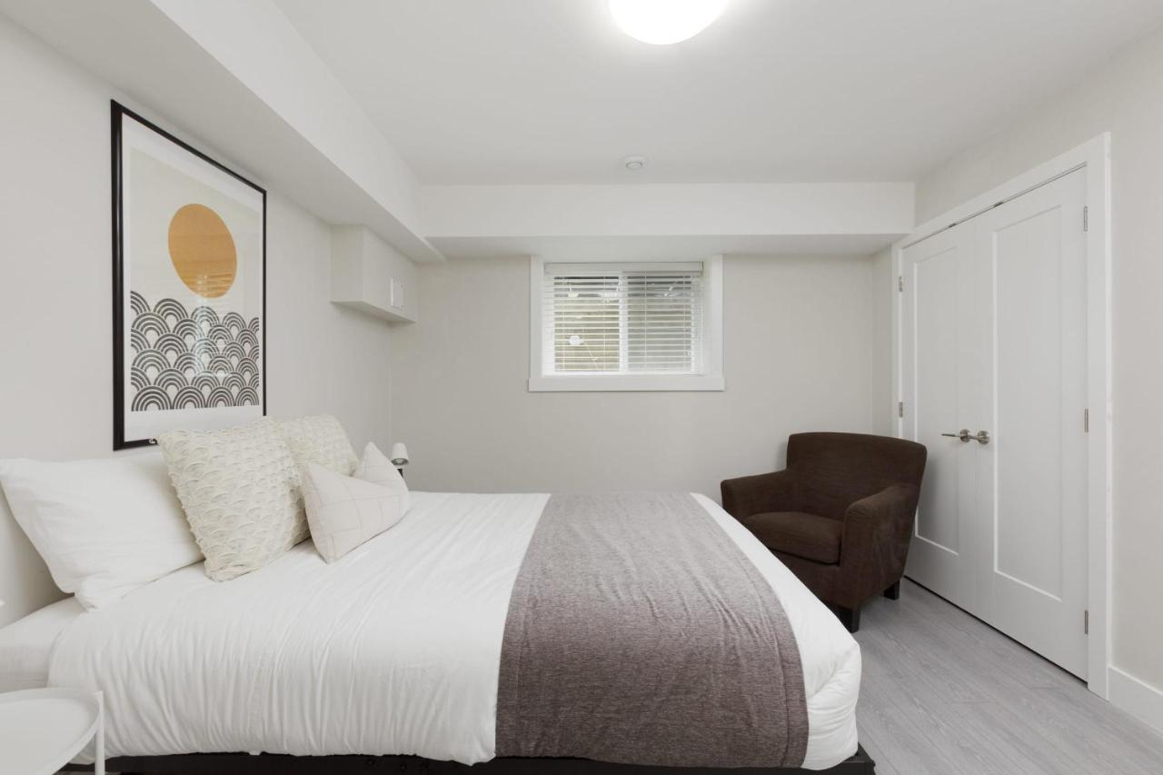 Tastefully Furnished And Newly Updated 2 Bd Central Lynn Valley North Vancouver Villa Bagian luar foto