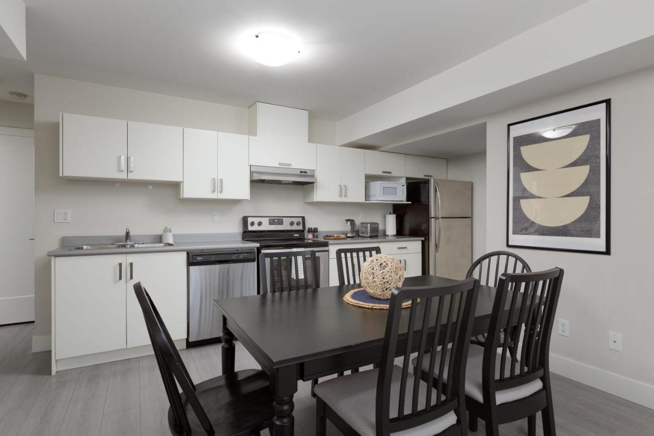 Tastefully Furnished And Newly Updated 2 Bd Central Lynn Valley North Vancouver Villa Bagian luar foto