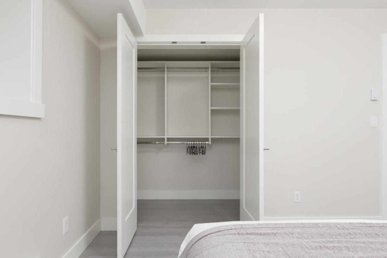 Tastefully Furnished And Newly Updated 2 Bd Central Lynn Valley North Vancouver Villa Bagian luar foto
