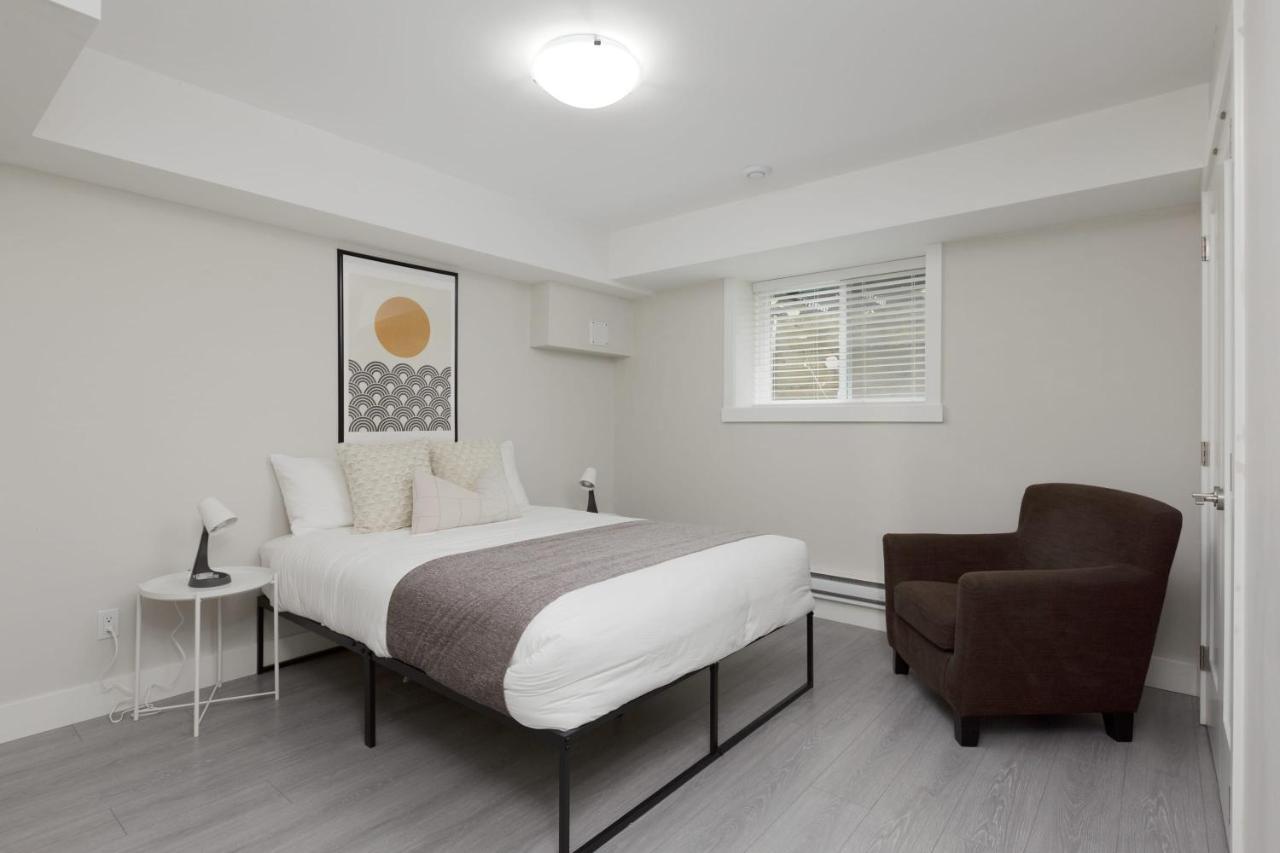 Tastefully Furnished And Newly Updated 2 Bd Central Lynn Valley North Vancouver Villa Bagian luar foto