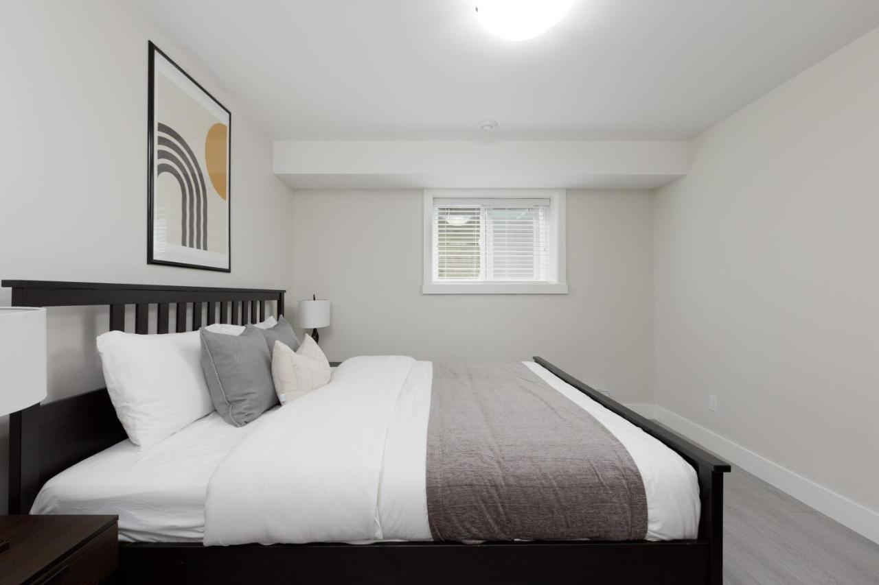 Tastefully Furnished And Newly Updated 2 Bd Central Lynn Valley North Vancouver Villa Bagian luar foto