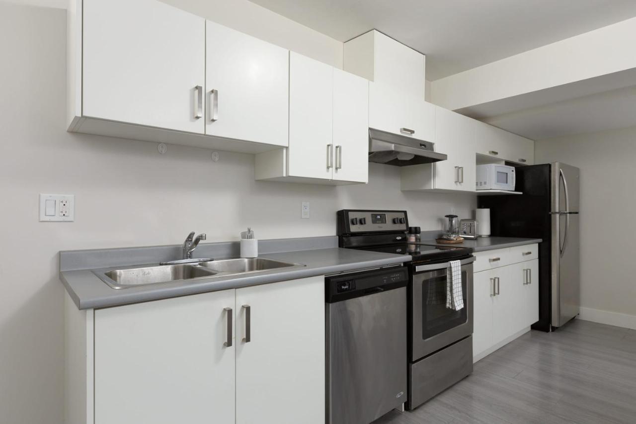 Tastefully Furnished And Newly Updated 2 Bd Central Lynn Valley North Vancouver Villa Bagian luar foto