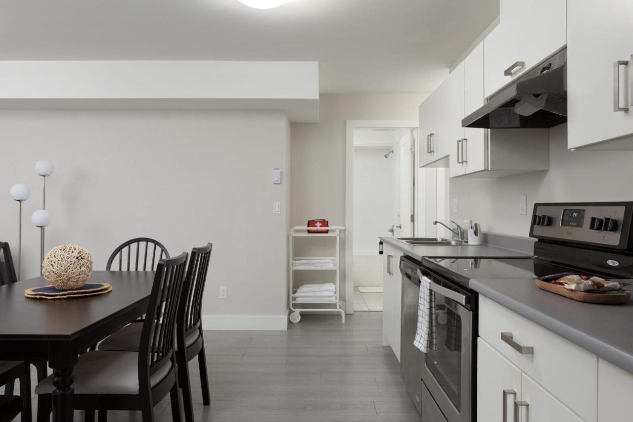 Tastefully Furnished And Newly Updated 2 Bd Central Lynn Valley North Vancouver Villa Bagian luar foto