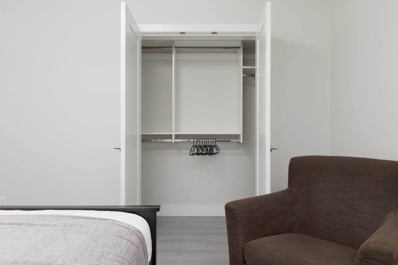 Tastefully Furnished And Newly Updated 2 Bd Central Lynn Valley North Vancouver Villa Bagian luar foto
