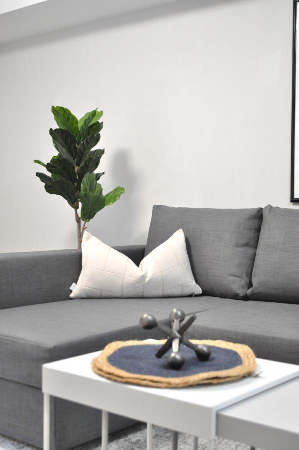 Tastefully Furnished And Newly Updated 2 Bd Central Lynn Valley North Vancouver Villa Bagian luar foto
